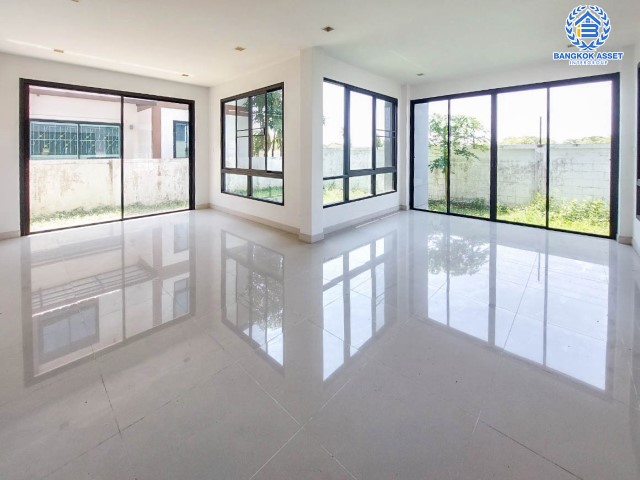 *****บ้านเดี่ยวมือสองย่านกรุงเทพฯ ม.สัมมากร นิมิตใหม่ เนื้อที่กว้าง 90 ตร.ว. ฟังก์ชัน 3 ห้องนอน 3 ห้องน้ำ ที่จอดรถ 3 คัน บ้านพร้อมอยู่ สภาพใหม่เอี่ยม ตั้งบนทำเลเดินทางสะดวก ใกล้ศูนย์การค้าแฟชั่น ไอส์แลนด์ เชื่อต่อถนนหลายสายทั้ง ถนนนิมิตใหม่ ถนนราษฎร์อุทิศ ฯลฯ จองเลย!